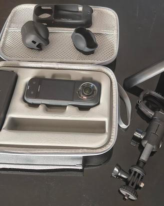 Insta360 X5 8K Essentials Bundle + Accessori Extra