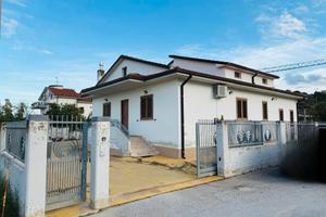 Villa quadrilocale singola con giardino e garage