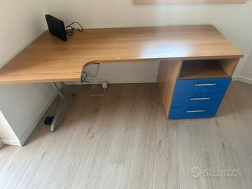 Scrivania in legno con cassetti