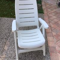 Tavolo da giardino con due sedie
