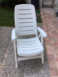 Tavolo da giardino con due sedie