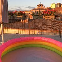 piscina + due letti + tenda a rullo