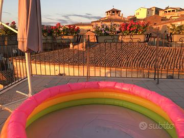 piscina + due letti + tenda a rullo