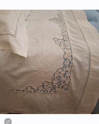 Prezioso completo matrimoniale ricamato 