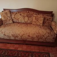 Divano in legno massello con rivestimento floreale