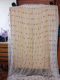 Tenda elegante con ricami rossi