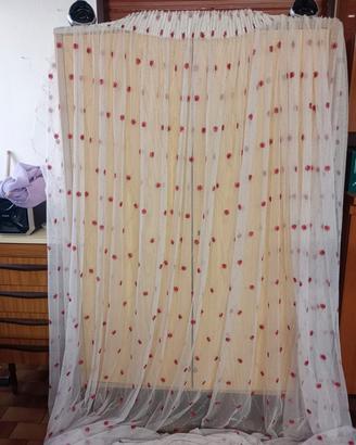 Tenda elegante con ricami rossi