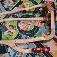 Pista trenini in legno Brio per bambini 