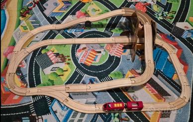 Pista trenini in legno Brio per bambini 
