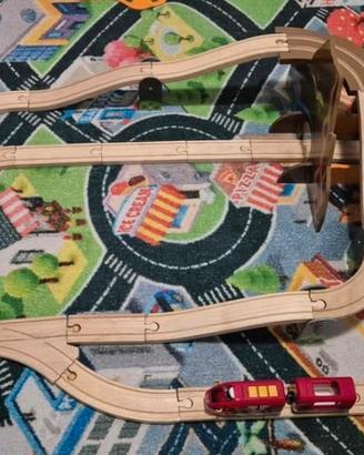 Pista trenini in legno Brio per bambini 