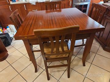 Tavolo in legno massello allungabile con 4 sedie