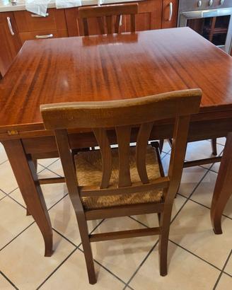 Tavolo in legno massello allungabile con 4 sedie