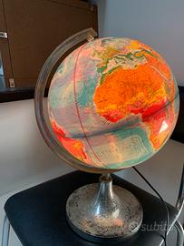 Mappamondo vintage con luce interna