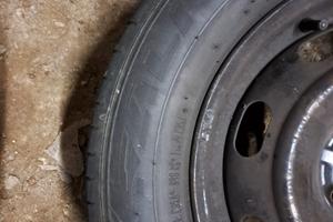 4 Pneumatici Falken con cerchione in ferro da 15