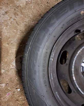 4 Pneumatici Falken con cerchione in ferro da 15