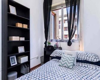 Stanza in appartamento di 150 m² a Milano