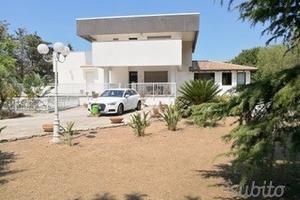 Prestigiosa villa unifam. 3 luci ampio giardino