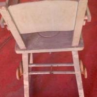 Antico Seggiolone in legno con ribalta e decoro