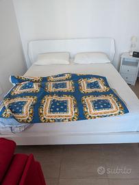 Letto matrimoniale moderno bianco con testiera