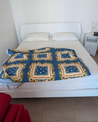 Letto matrimoniale moderno bianco con testiera