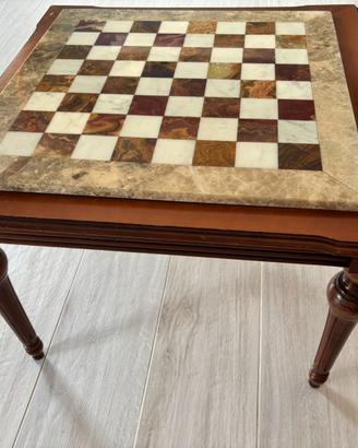 Tavolino in legno con scacchiera in marmo