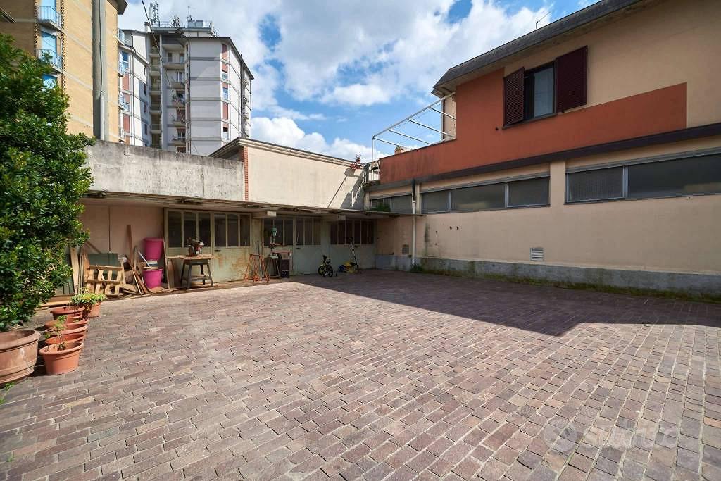 Immobile di 1000 m² con più di 5 locali a Mozzo - Altro