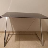 scrivania in vetro ed acciaio 