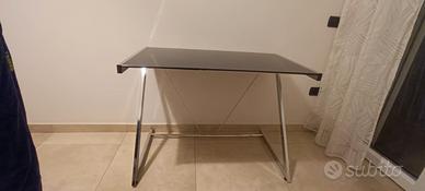 scrivania in vetro ed acciaio 