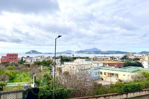 3 LOCALI A POZZUOLI