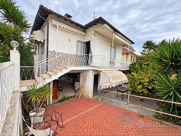 Villa di 130 m² con 5 locali e box auto a Camporos
