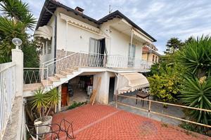 Villa di 130 m² con 5 locali e box auto a Camporos