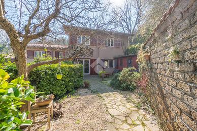 VILLA A SCHIERA A MONTE PORZIO CATONE