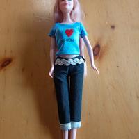 bambola tipo Barbie con orecchini 