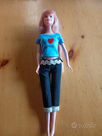 bambola tipo Barbie con orecchini 