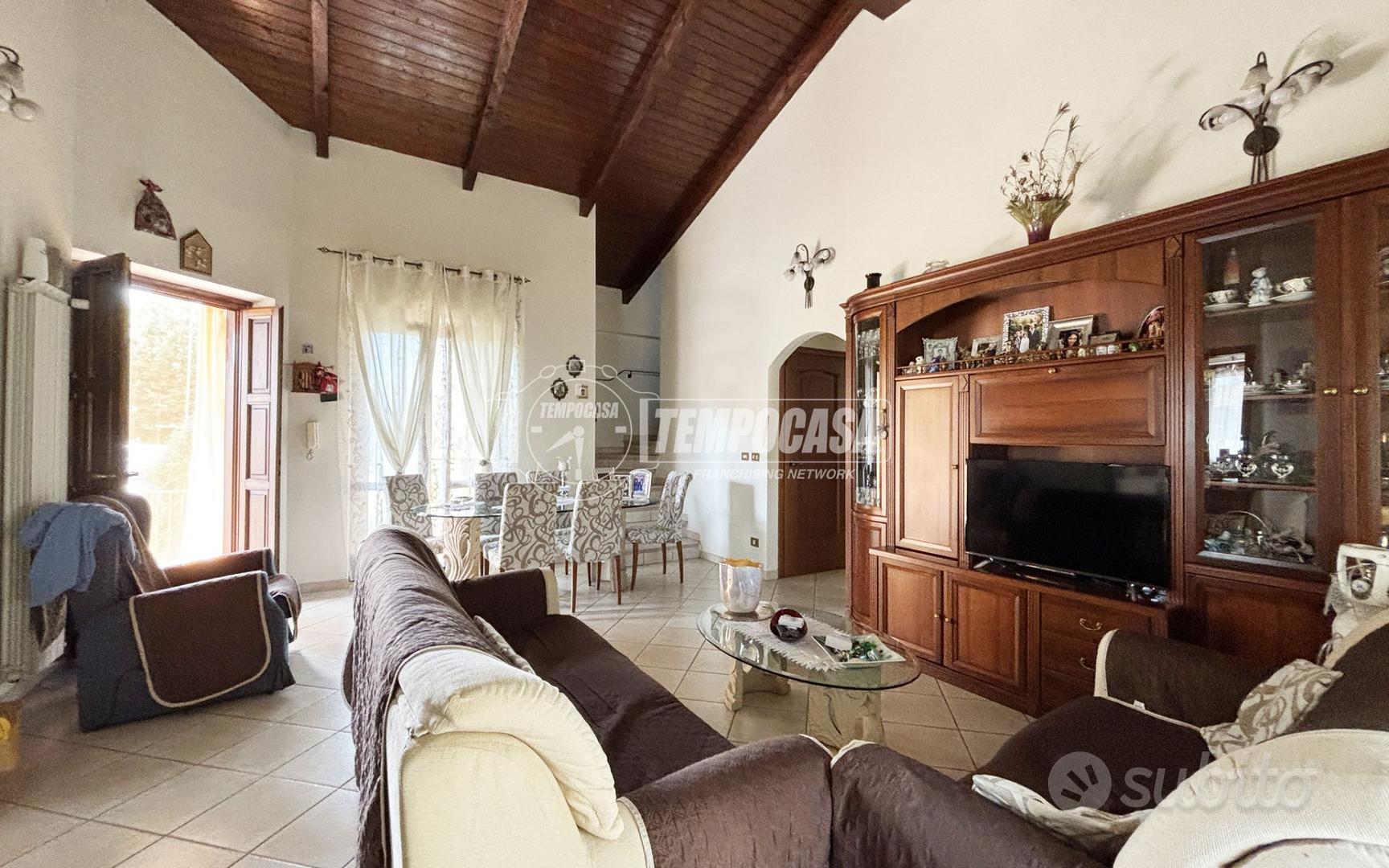 ESCLUSIVA VILLA NEL CENTRO DI RECENTE COSTRUZIONE - Vista 6