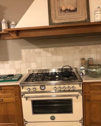 Cucina nuova Countrj in legno in promozione