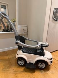 Macchinina cavalcabile per bambini con maniglione