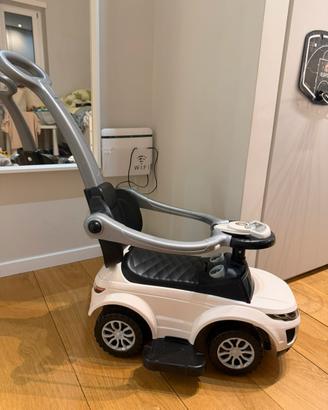 Macchinina cavalcabile per bambini con maniglione