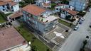 intera-palazzina-con-giardino-e-cortile