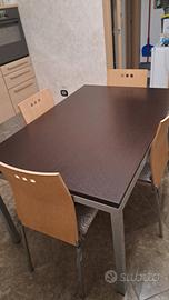 tavolo da cucina con sedie 