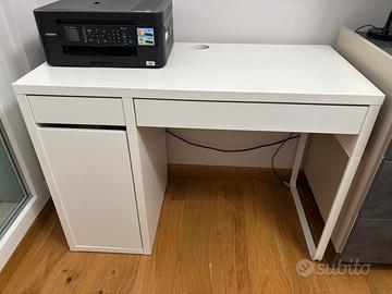 Scrivania con cassetti