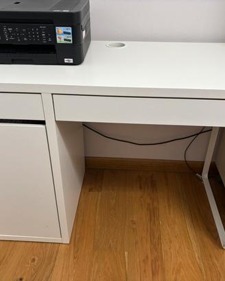 Scrivania con cassetti