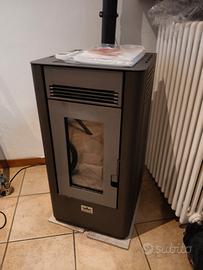 Stufa a pellet Adler 8,3kw come nuova + tubi 80mm