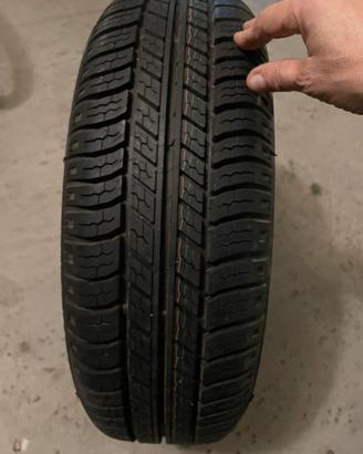 Pneumatico Michelin 175/65/14 e cerchio nuovi