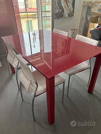 Tavolo allungabile rosso con piano in vetro