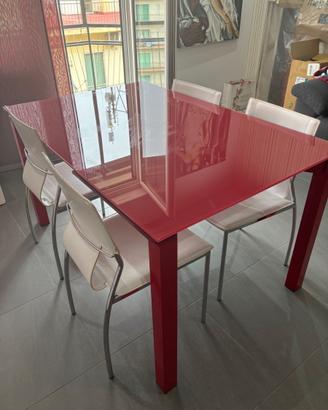 Tavolo allungabile rosso con piano in vetro