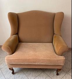 Poltrona beige molto comoda e spaziosa.