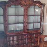 Grande vetrina Olandese del XVIII sec. con intarsi
