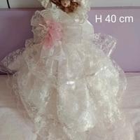 Bambola in porcellana anni ’80 con abito in pizzo 