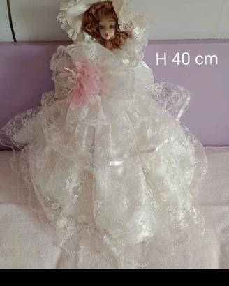 Bambola in porcellana anni ’80 con abito in pizzo 